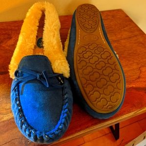 Blue slipper shoes with white fur